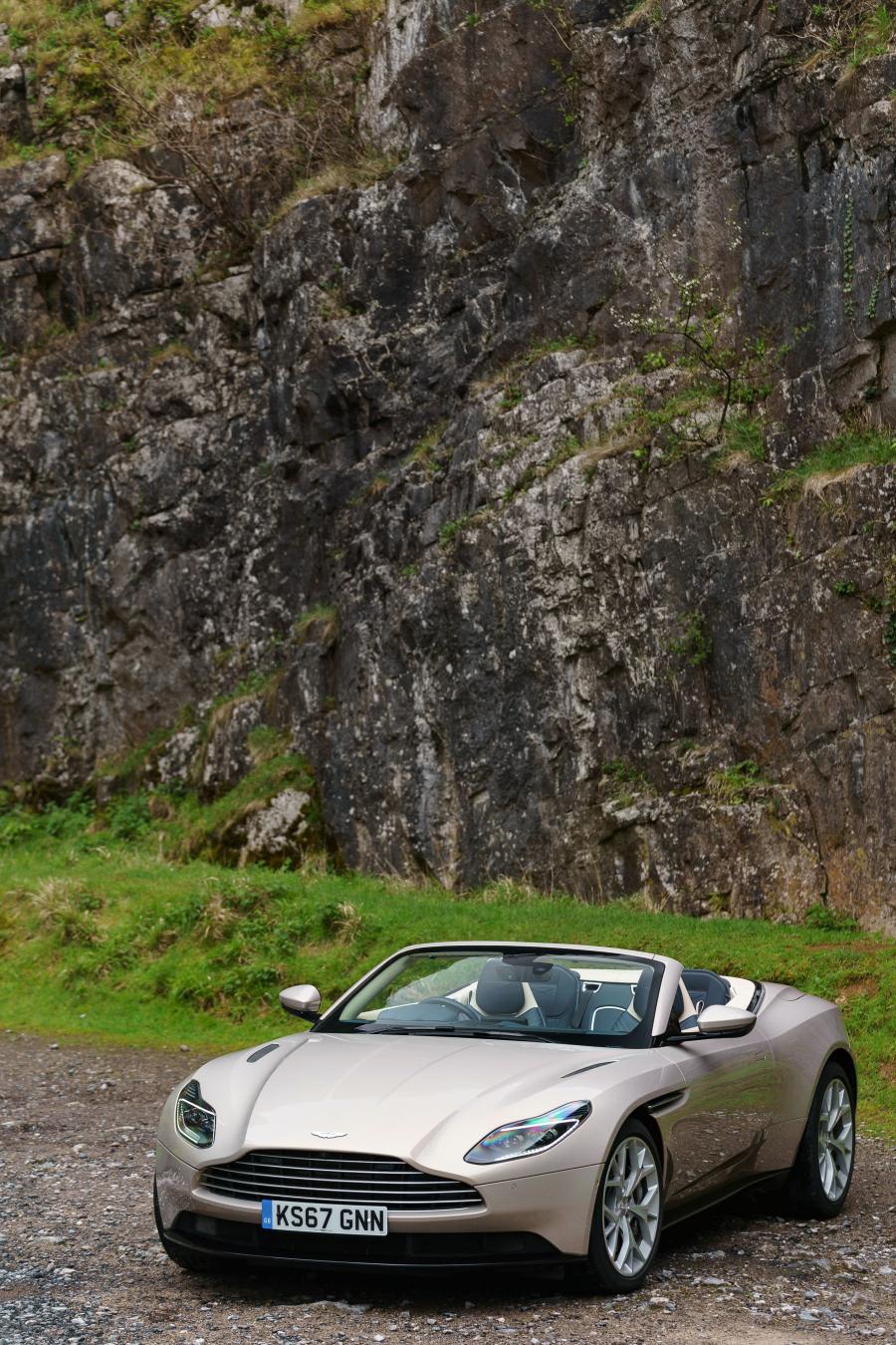  Aston Martin DB11 V8 Volante 2018 года  (UK) (фото 26 из 40)